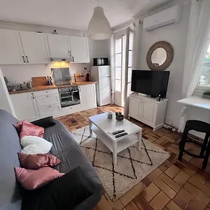 Appartement En Rez De Jardin Dans Résidence, Hyères